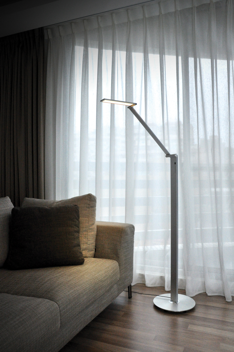 靈感來自於摺紙藝術，使用者可隨情境需求調整立燈照明